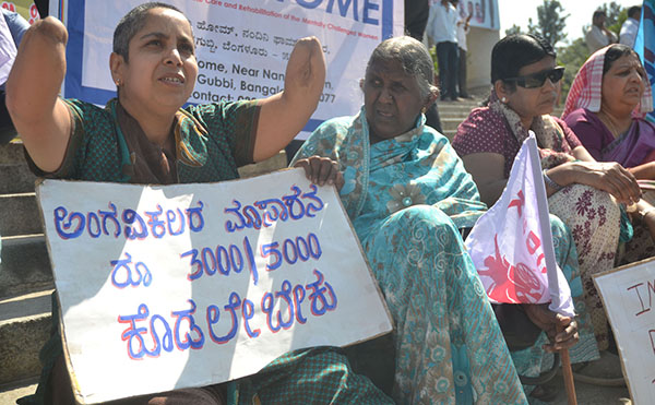 ವಿಕಲಚೇತನರ ಭತ್ತೆ ಹೆಚ್ಚಿಸಲು ಒತ್ತಾಯಿಸಿ ಧರಣಿ